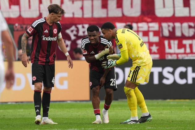 Raphael Onyedika (Eintracht Frankfurt) hat sich an der Schulter verletzt und hat Schmerzen - 19.09.2026 Bundesliga, Saison 26 27: Eintracht Frankfurt vs. SC Freiburg, Deutsche Bank Park, 4. Spieltag