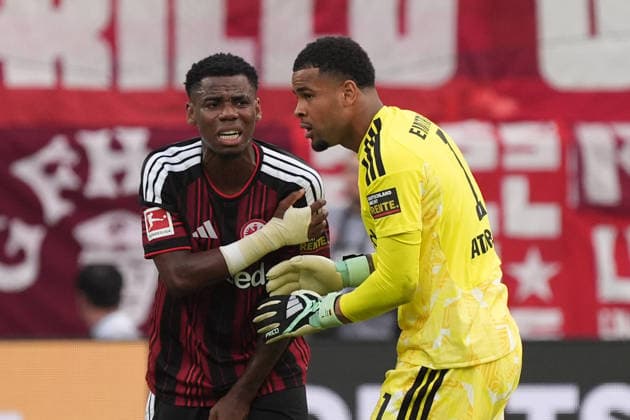 Raphael Onyedika (Eintracht Frankfurt) hat sich an der Schulter verletzt und hat Schmerzen - 19.09.2026 Bundesliga, Saison 26 27: Eintracht Frankfurt vs. SC Freiburg, Deutsche Bank Park, 4. Spieltag