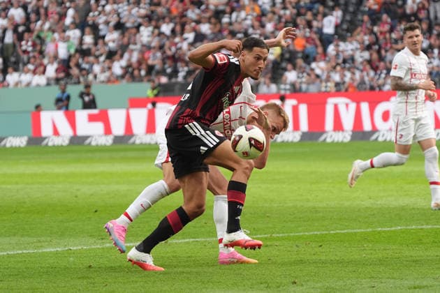 Younes Ebnoutalib (Eintracht Frankfurt) setzt sich durch gegen Philipp Lienhart (SC Freiburg, 3) - 19.09.2026 Bundesliga, Saison 26 27: Eintracht Frankfurt vs. SC Freiburg, Deutsche Bank Park, 4. Spieltag