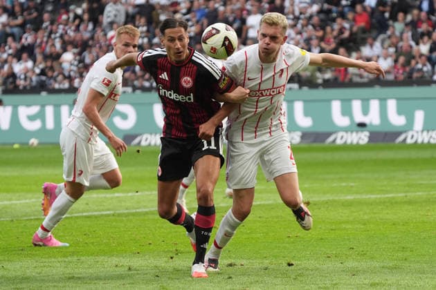 Younes Ebnoutalib (Eintracht Frankfurt) gegen Matthias Ginter (SC Freiburg, 28) - 19.09.2026 Bundesliga, Saison 26 27: Eintracht Frankfurt vs. SC Freiburg, Deutsche Bank Park, 4. Spieltag