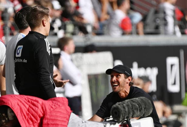 19.09.2026, xjhx, Fussball 1.Bundesliga, Eintracht Frankfurt - SC Freiburg v.l. Trainer Julian Schuster (SC Freiburg) gestikuliert, mit den Armen gestikulieren (DFL DFB REGULATIONS PROHIBIT ANY USE OF PHOTOGRAPHS as IMAGE SEQUENCES and or QUASI-VIDEO) Frankfurt am Main