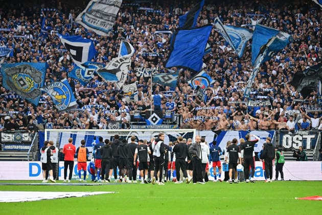 19.09.2026,GER Fußball, Männer, 1.BL, Spieltag 4 , Saison 2026 2027, Hamburg, Hamburger SV vs 1.FC Köln die Mannschaft des HSV jubelt mit den Fans über den Sieg DFB DFL regulations prohibit any use of photographs as image sequences and or quasi-video) Hamburg Volksparkstadion Hamburg Deutschland Copyright: xnordphotoxGmbH xWitkex