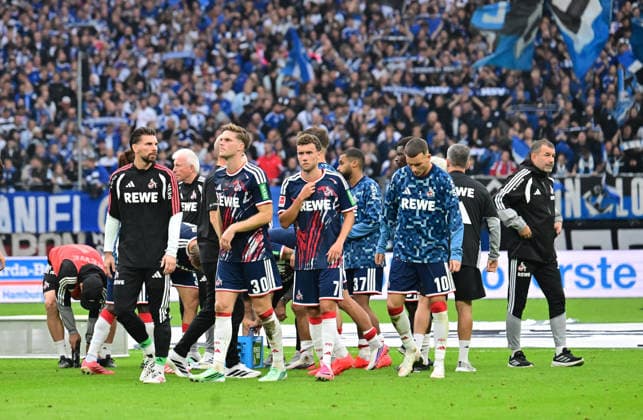 19.09.2026,GER Fußball, Männer, 1.BL, Spieltag 4 , Saison 2026 2027, Hamburg, Hamburger SV vs 1.FC Köln die Mannschaft aus Köln läßt nach der Niederlage die Köpfe hängen DFB DFL regulations prohibit any use of photographs as image sequences and or quasi-video) Hamburg Volksparkstadion Hamburg Deutschland Copyright: xnordphotoxGmbH xWitkex
