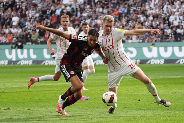 Younes Ebnoutalib (Eintracht Frankfurt) gegen Matthias Ginter (SC Freiburg, 28) - 19.09.2026 Bundesliga, Saison 26 27: Eintracht Frankfurt vs. SC Freiburg, Deutsche Bank Park, 4. Spieltag