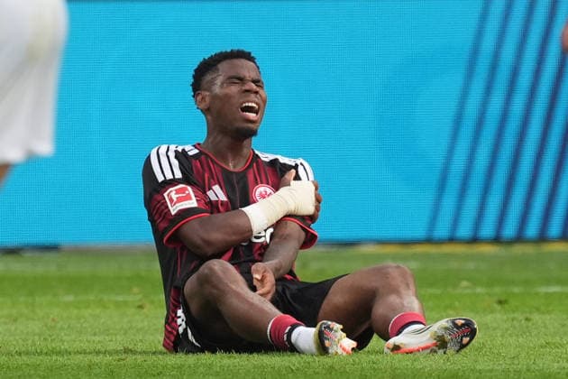 Raphael Onyedika (Eintracht Frankfurt) hat sich an der Schulter verletzt und hat Schmerzen - 19.09.2026 Bundesliga, Saison 26 27: Eintracht Frankfurt vs. SC Freiburg, Deutsche Bank Park, 4. Spieltag