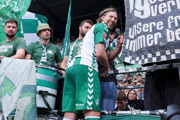 Mitchell Weiser (Werder Bremen) feiert sein Tor zum 3:2 Sieg auf dem Zaun der Fankurve mit den Fans waehrend des spiels der 1. Bundesliga zwischen SV Werder Bremen und FC Augsburg, Weserstadion am 19. September 2026 in Bremen, Deutschland. (Foto von Marco Steinbrenner DeFodi Images) +++ Mitchell Weiser (Werder Bremen) celebrates his goal in the 3 2 victory on the fence of the supporters™ stand with the fans during the Bundesliga match between SV Werder Bremen and FC Augsburg at Weserstadion on September 19, 2026 in Bremen, Germany. (Photo by Marco Steinbrenner DeFodi Images) DFB DFL REGULATIONS PROHIBIT ANY USE OF PHOTOGRAPHS AS IMAGE SEQUENCES AND OR QUASI-VIDEO. (Photo by Marco Steinbrenner DeFodi Images) -