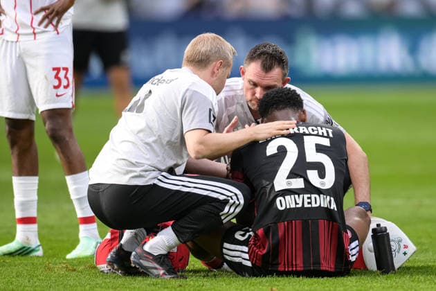 Fußball, 1. Bundesliga, 20260919, SG Eintracht Frankfurt - SC Freiburg. Im Bild Raphael ONYEDIKA (Frankfurt, 25) angeschlagen am Boden wird behandelt nach Schlusspfiff. Frankfurt Deutsche Bank Park Hessen Deutschland Copyright: Passion2Press MarkusxFischerx