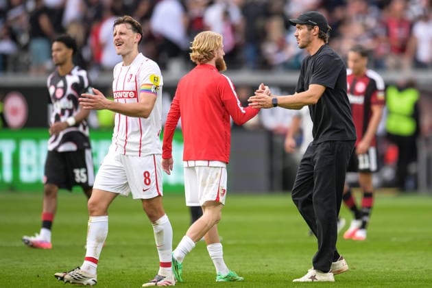 Fußball, 1. Bundesliga, 20260919, SG Eintracht Frankfurt - SC Freiburg. Im Bild, v.l. Niklas BESTE (Freiburg, 19) und Trainer Freiburg Julian SCHUSTER nach Schlusspfiff. Frankfurt Deutsche Bank Park Hessen Deutschland Copyright: Passion2Press MarkusxFischerx