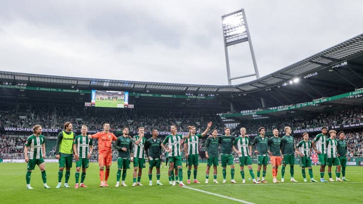 Spieler vom SV Werder Bremen mit Jubel über den Sieg, Freude über das gewonnene Spiel, bedanken sich bei den Fans, Zuschauern für die Unterstützung, DIE DFL-RICHTLINIEN UNTERSAGEN JEGLICHE NUTZUNG VON FOTOS ALS SEQUENZBILDER UND ODER VIDEOAÌˆHNLICHE FOTOSTRECKEN. DFL REGULATIONS PROHIBIT ANY USE OF PHOTOGRAPHS AS IMAGE SEQUENCES AND OR QUASI-VIDEO., 19.09.2026, Bremen (Deutschland), Fussball, Bundesliga, SV Werder Bremen - FC Augsburg