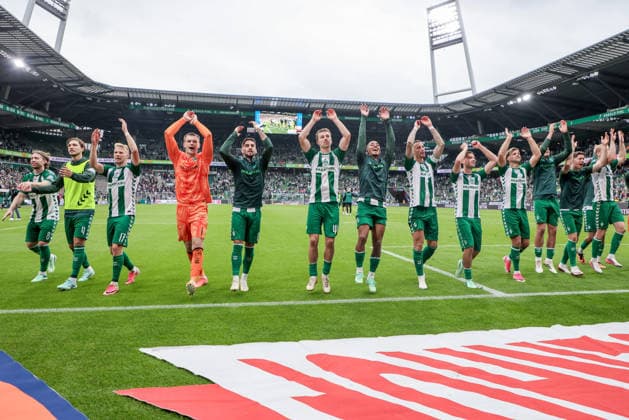 Spieler vom SV Werder Bremen mit Jubel über den Sieg, Freude über das gewonnene Spiel, bedanken sich bei den Fans, Zuschauern für die Unterstützung, DIE DFL-RICHTLINIEN UNTERSAGEN JEGLICHE NUTZUNG VON FOTOS ALS SEQUENZBILDER UND ODER VIDEOAÌˆHNLICHE FOTOSTRECKEN. DFL REGULATIONS PROHIBIT ANY USE OF PHOTOGRAPHS AS IMAGE SEQUENCES AND OR QUASI-VIDEO., 19.09.2026, Bremen (Deutschland), Fussball, Bundesliga, SV Werder Bremen - FC Augsburg