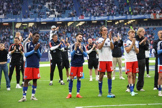 2026.09.19 xfsx Fussball 1. Bundesliga Hamburger Sportverein - 1.FC Koeln v.l. Die Mannschaft vom Hamburger SV feiert mit den Fans den <sieg gegen den 1. FC Koeln (DFL DFB regulations prohibit any use of photographs as image sequences and or quasi-video. Copyright: HMBxMedia FernandoxSoares
