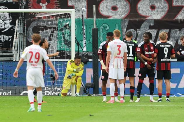 Torwart Noah Atubolu (Eintracht Frankfurt , Nr. 1) justiert die Mauer, Eintracht Frankfurt - SC Freiburg, Bundesliga, BL, Saison 2026 2027, 4. Spiel, 19.09.2026, Frankfurt Deutsche Bank Park Deutschland