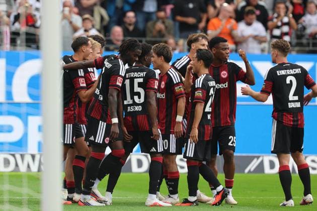 Torjubel zum 2:1 durch Jonathan Burkhardt, Jonathan Michael ãJonnyÒ Burkardt, Jonny Burkardt (Eintracht Frankfurt , Nr. 9) und seinen Teamkollegen, Eintracht Frankfurt - SC Freiburg, Bundesliga, BL, Saison 2026 2027, 4. Spiel, 19.09.2026, Frankfurt Deutsche Bank Park Deutschland