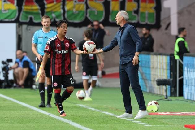 Trainer Adi Hütter (Eintracht Frankfurt) gibt den Ball zum Einwurf an Keita Kosugi (Eintracht Frankfurt , Nr. 26), Eintracht Frankfurt - SC Freiburg, Bundesliga, BL, Saison 2026 2027, 4. Spiel, 19.09.2026, Frankfurt Deutsche Bank Park Deutschland
