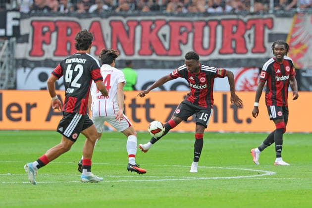 Ballannahme Noel Aseko (Eintracht Frankfurt , Nr. 15), Eintracht Frankfurt - SC Freiburg, Bundesliga, BL, Saison 2026 2027, 4. Spiel, 19.09.2026, Frankfurt Deutsche Bank Park Deutschland