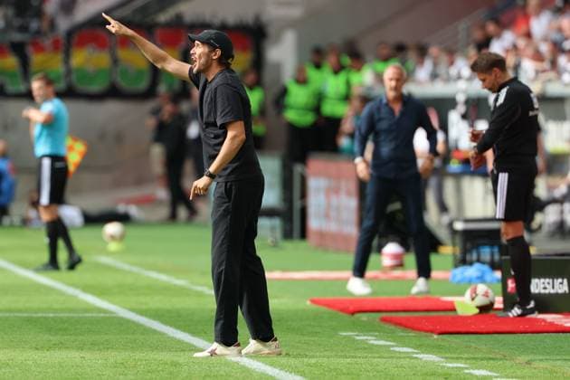 Trainer Julian Schuster (SC Freiburg) gestikulierend in der Coachingzone, Emotion, Gestik, Eintracht Frankfurt - SC Freiburg, Bundesliga, BL, Saison 2026 2027, 4. Spiel, 19.09.2026, Frankfurt Deutsche Bank Park Deutschland