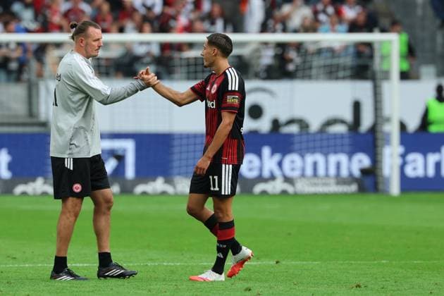 Younes Ebnoutalib (Eintracht Frankfurt , Nr. 11) klatscht ab mit Co-Trainer Alex Meier (Eintracht Frankfurt), Eintracht Frankfurt - SC Freiburg, Bundesliga, BL, Saison 2026 2027, 4. Spiel, 19.09.2026, Frankfurt Deutsche Bank Park Deutschland