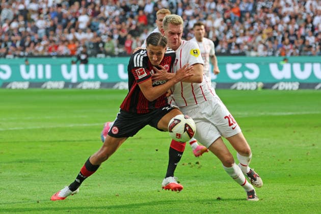 Younes Ebnoutalib (Eintracht Frankfurt , Nr. 11) im Zweikampf mit Matthias Ginter (SC Freiburg, 28) , Eintracht Frankfurt - SC Freiburg, Bundesliga, BL, Saison 2026 2027, 4. Spiel, 19.09.2026, Frankfurt Deutsche Bank Park Deutschland
