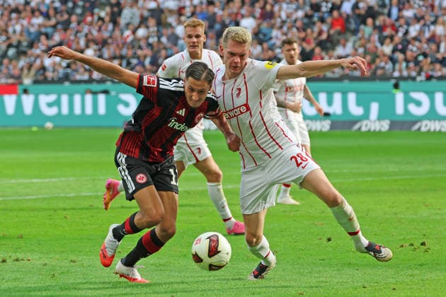 Younes Ebnoutalib (Eintracht Frankfurt , Nr. 11) im Zweikampf mit Matthias Ginter (SC Freiburg, 28) , Eintracht Frankfurt - SC Freiburg, Bundesliga, BL, Saison 2026 2027, 4. Spiel, 19.09.2026, Frankfurt Deutsche Bank Park Deutschland