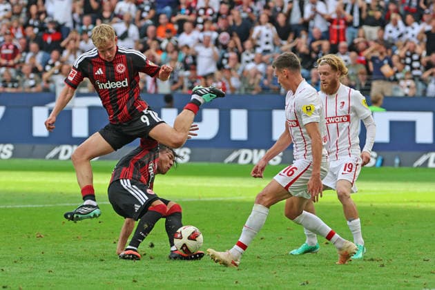 Jonathan Burkhardt, Jonathan Michael Jonny Burkardt, Jonny Burkardt (Eintracht Frankfurt , Nr. 9) steht Keita Kosugi (Eintracht Frankfurt , Nr. 26) beim Abschluss in der Schussbahn , Eintracht Frankfurt - SC Freiburg, Bundesliga, BL, Saison 2026 2027, 4. Spiel, 19.09.2026, Frankfurt Deutsche Bank Park Deutschland