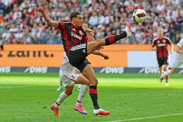 Younes Ebnoutalib (Eintracht Frankfurt , Nr. 11) mit einem artistischen Abschlussversuch , Eintracht Frankfurt - SC Freiburg, Bundesliga, BL, Saison 2026 2027, 4. Spiel, 19.09.2026, Frankfurt Deutsche Bank Park Deutschland