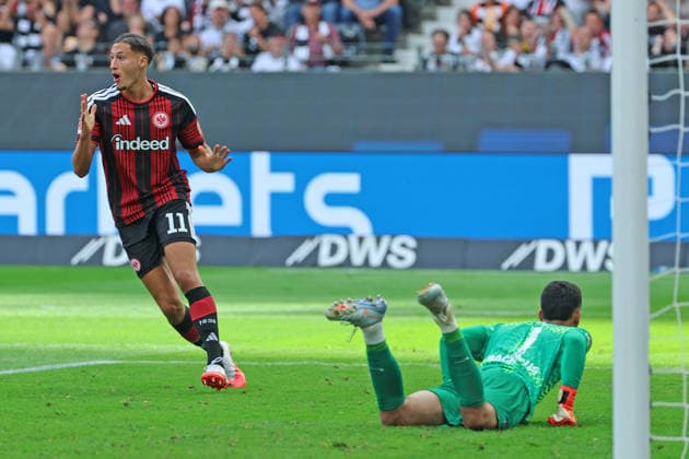 Younes Ebnoutalib (Eintracht Frankfurt , Nr. 11) überrascht beim Abschluss von Ritus Doan (Eintracht Frankfurt , Nr. 20), Torwart Mio Backhaus (SC Freiburg, 1) am Boden , Eintracht Frankfurt - SC Freiburg, Bundesliga, BL, Saison 2026 2027, 4. Spiel, 19.09.2026, Frankfurt Deutsche Bank Park Deutschland