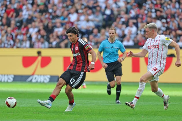 Can Uzun (Eintracht Frankfurt , Nr. 42) im Laufduell mit Matthias Ginter (SC Freiburg, 28) , Eintracht Frankfurt - SC Freiburg, Bundesliga, BL, Saison 2026 2027, 4. Spiel, 19.09.2026, Frankfurt Deutsche Bank Park Deutschland