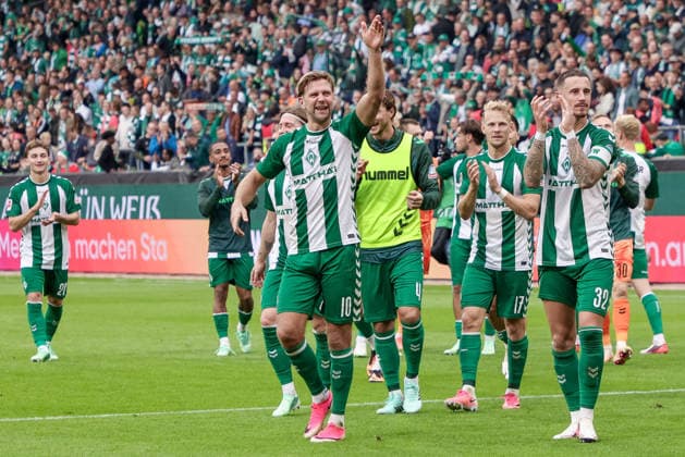Spieler vom SV Werder Bremen mit Jubel über den Sieg, Freude über das gewonnene Spiel, bedanken sich bei den Fans, Zuschauern für die Unterstützung, DIE DFL-RICHTLINIEN UNTERSAGEN JEGLICHE NUTZUNG VON FOTOS ALS SEQUENZBILDER UND ODER VIDEOAÌˆHNLICHE FOTOSTRECKEN. DFL REGULATIONS PROHIBIT ANY USE OF PHOTOGRAPHS AS IMAGE SEQUENCES AND OR QUASI-VIDEO., 19.09.2026, Bremen (Deutschland), Fussball, Bundesliga, SV Werder Bremen - FC Augsburg