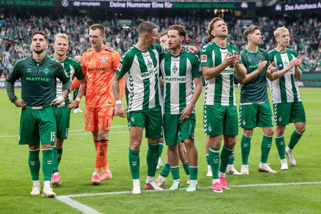 Spieler vom SV Werder Bremen mit Jubel über den Sieg, Freude über das gewonnene Spiel, bedanken sich bei den Fans, Zuschauern für die Unterstützung, DIE DFL-RICHTLINIEN UNTERSAGEN JEGLICHE NUTZUNG VON FOTOS ALS SEQUENZBILDER UND ODER VIDEOAÌˆHNLICHE FOTOSTRECKEN. DFL REGULATIONS PROHIBIT ANY USE OF PHOTOGRAPHS AS IMAGE SEQUENCES AND OR QUASI-VIDEO., 19.09.2026, Bremen (Deutschland), Fussball, Bundesliga, SV Werder Bremen - FC Augsburg