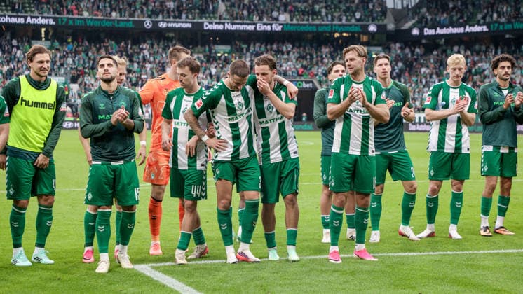 Spieler vom SV Werder Bremen mit Jubel über den Sieg, Freude über das gewonnene Spiel, bedanken sich bei den Fans, Zuschauern für die Unterstützung, DIE DFL-RICHTLINIEN UNTERSAGEN JEGLICHE NUTZUNG VON FOTOS ALS SEQUENZBILDER UND ODER VIDEOAÌˆHNLICHE FOTOSTRECKEN. DFL REGULATIONS PROHIBIT ANY USE OF PHOTOGRAPHS AS IMAGE SEQUENCES AND OR QUASI-VIDEO., 19.09.2026, Bremen (Deutschland), Fussball, Bundesliga, SV Werder Bremen - FC Augsburg