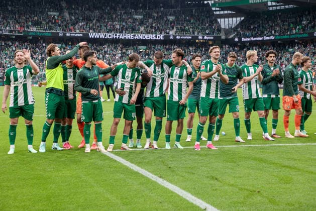 Spieler vom SV Werder Bremen mit Jubel über den Sieg, Freude über das gewonnene Spiel, bedanken sich bei den Fans, Zuschauern für die Unterstützung, DIE DFL-RICHTLINIEN UNTERSAGEN JEGLICHE NUTZUNG VON FOTOS ALS SEQUENZBILDER UND ODER VIDEOAÌˆHNLICHE FOTOSTRECKEN. DFL REGULATIONS PROHIBIT ANY USE OF PHOTOGRAPHS AS IMAGE SEQUENCES AND OR QUASI-VIDEO., 19.09.2026, Bremen (Deutschland), Fussball, Bundesliga, SV Werder Bremen - FC Augsburg