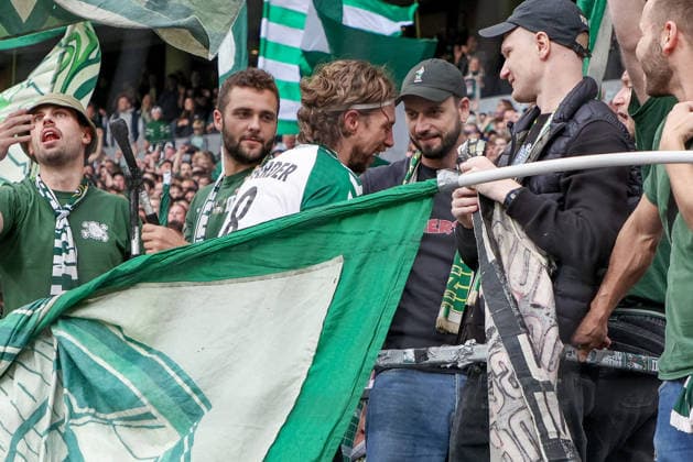 Mitchell Weiser (SV Werder Bremen, 8) auf dem Zaun in der Ostkurve mit Jubel über den Sieg, Freude über das gewonnene Spiel, DIE DFL-RICHTLINIEN UNTERSAGEN JEGLICHE NUTZUNG VON FOTOS ALS SEQUENZBILDER UND ODER VIDEOAÌˆHNLICHE FOTOSTRECKEN. DFL REGULATIONS PROHIBIT ANY USE OF PHOTOGRAPHS AS IMAGE SEQUENCES AND OR QUASI-VIDEO., 19.09.2026, Bremen (Deutschland), Fussball, Bundesliga, SV Werder Bremen - FC Augsburg