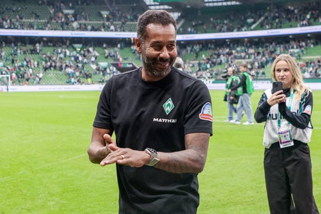 Daniel Thioune (Trainer, SV Werder Bremen) mit Jubel über den Sieg, Freude über das gewonnene Spiel, bedankt sich bei den Fans, Zuschauern für die Unterstützung, DIE DFL-RICHTLINIEN UNTERSAGEN JEGLICHE NUTZUNG VON FOTOS ALS SEQUENZBILDER UND ODER VIDEOÄHNLICHE FOTOSTRECKEN. DFL REGULATIONS PROHIBIT ANY USE OF PHOTOGRAPHS AS IMAGE SEQUENCES AND OR QUASI-VIDEO., 19.09.2026, Bremen (Deutschland), Fussball, Bundesliga, SV Werder Bremen - FC Augsburg