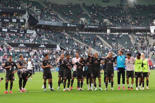 Team von 1.FSV Mainz 05 Schlussjubel, jubelt nach dem 3:4 Sieg waehrend des Spiels der 1. Bundesliga zwischen Borussia Moenchengladbach und 1. FSV Mainz 05, ista-Borussia-Park am 19. September 2026 in Moenchengladbach, Deutschland. (Foto von Oliver Kaelke DeFodi Images) +++ Team of 1.FSV Mainz 05 celebrate after winning during the Bundesliga match between Borussia Moenchengladbach and 1. FSV Mainz 05 at ista-Borussia-Park on September 19, 2026 in Moenchengladbach, Germany. (Photo by Oliver Kaelke DeFodi Images) DFB DFL REGULATIONS PROHIBIT ANY USE OF PHOTOGRAPHS AS IMAGE SEQUENCES AND OR QUASI-VIDEO. (Photo by Oliver Kaelke DeFodi Images) -