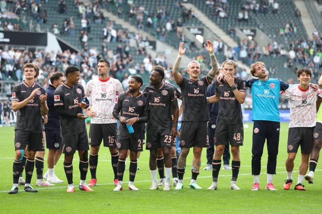 Team von 1.FSV Mainz 05 Schlussjubel, jubelt nach dem 3:4 Sieg waehrend des Spiels der 1. Bundesliga zwischen Borussia Moenchengladbach und 1. FSV Mainz 05, ista-Borussia-Park am 19. September 2026 in Moenchengladbach, Deutschland. (Foto von Oliver Kaelke DeFodi Images) +++ Team of 1.FSV Mainz 05 celebrate after winning during the Bundesliga match between Borussia Moenchengladbach and 1. FSV Mainz 05 at ista-Borussia-Park on September 19, 2026 in Moenchengladbach, Germany. (Photo by Oliver Kaelke DeFodi Images) DFB DFL REGULATIONS PROHIBIT ANY USE OF PHOTOGRAPHS AS IMAGE SEQUENCES AND OR QUASI-VIDEO. (Photo by Oliver Kaelke DeFodi Images) -