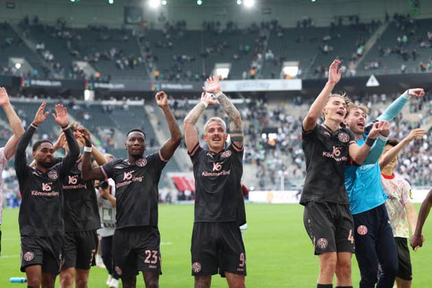 Team von 1.FSV Mainz 05 Schlussjubel, jubelt nach dem 3:4 Sieg waehrend des Spiels der 1. Bundesliga zwischen Borussia Moenchengladbach und 1. FSV Mainz 05, ista-Borussia-Park am 19. September 2026 in Moenchengladbach, Deutschland. (Foto von Oliver Kaelke DeFodi Images) +++ Team of 1.FSV Mainz 05 celebrate after winning during the Bundesliga match between Borussia Moenchengladbach and 1. FSV Mainz 05 at ista-Borussia-Park on September 19, 2026 in Moenchengladbach, Germany. (Photo by Oliver Kaelke DeFodi Images) DFB DFL REGULATIONS PROHIBIT ANY USE OF PHOTOGRAPHS AS IMAGE SEQUENCES AND OR QUASI-VIDEO. (Photo by Oliver Kaelke DeFodi Images) -