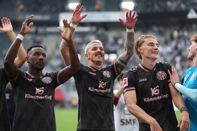 Sheraldo Becker (1.FSV Mainz 05), Phillip Tietz (1.FSV Mainz 05) und Kacper Potulski (1.FSV Mainz 05) Schlussjubel, jubelt nach dem 3:4 Sieg waehrend des Spiels der 1. Bundesliga zwischen Borussia Moenchengladbach und 1. FSV Mainz 05, ista-Borussia-Park am 19. September 2026 in Moenchengladbach, Deutschland. (Foto von Oliver Kaelke DeFodi Images) +++ Sheraldo Becker (1.FSV Mainz 05), Phillip Tietz (1.FSV Mainz 05) und Kacper Potulski (1.FSV Mainz 05) celebrate after winning during the Bundesliga match between Borussia Moenchengladbach and 1. FSV Mainz 05 at ista-Borussia-Park on September 19, 2026 in Moenchengladbach, Germany. (Photo by Oliver Kaelke DeFodi Images) DFB DFL REGULATIONS PROHIBIT ANY USE OF PHOTOGRAPHS AS IMAGE SEQUENCES AND OR QUASI-VIDEO. (Photo by Oliver Kaelke DeFodi Images) -