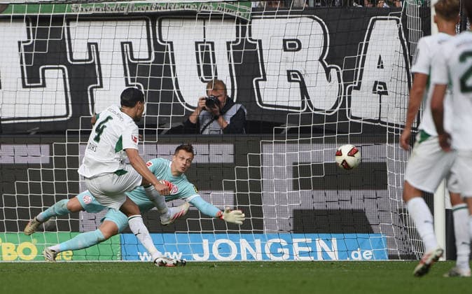 19.09.2026, xhbx, Fussball 1.Bundesliga, Borussia Moenchengladbach - 1.FSV Mainz 05 v.l. Kevin Diks (Borussia Mönchengladbach), Alexander Schwolow (FSV Mainz 05) (DFL DFB REGULATIONS PROHIBIT ANY USE OF PHOTOGRAPHS as IMAGE SEQUENCES and or QUASI-VIDEO) Moenchengladbach