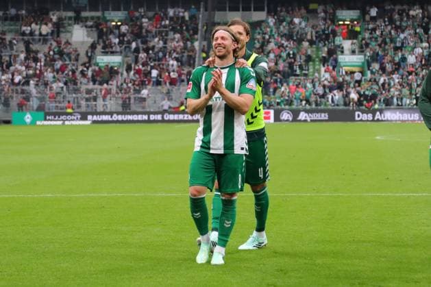 19.09.26, GER, Fussball, 1.FBL Männer, 4. Spieltag, Saison2026 2027, SV Werder Bremen vs. FC Augsburg Spielende Endstand 3:2. Dank an die Fans nach dem Spiel Mitchell Weiser (SV Werder Bremen 08) Bremen Weserstadion Bremen Germany Copyright: xnordphotoxGmbHx xTauchnitzx