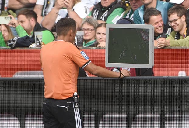 19.09.2026, xhbx, Fussball 1.Bundesliga, Borussia Moenchengladbach - 1.FSV Mainz 05 v.l. Robert Hartmann (DFB Schiedsrichter), Videobeweis, VAR, Videoentscheid (DFL DFB REGULATIONS PROHIBIT ANY USE OF PHOTOGRAPHS as IMAGE SEQUENCES and or QUASI-VIDEO) Moenchengladbach