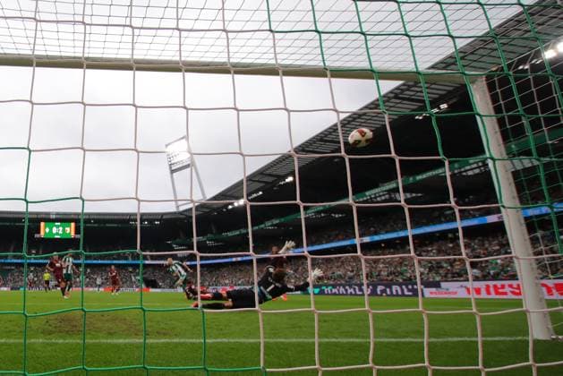 19.09.26, GER, Fussball, 1.FBL Männer, 4. Spieltag, Saison2026 2027, SV Werder Bremen vs. FC Augsburg Tor zum 1:2. Torschütze Torschuetze Marco Grüll Marco Gruell (SV Werder Bremen 17) trifft zum 1:2 ins Tor von Torwart Finn Dahmen (FC Augsburg 01) aufgenommen mit der Hintertor Remote Kamera Bremen Weserstadion Bremen Germany Copyright: xnordphotoxGmbHx xTauchnitzx