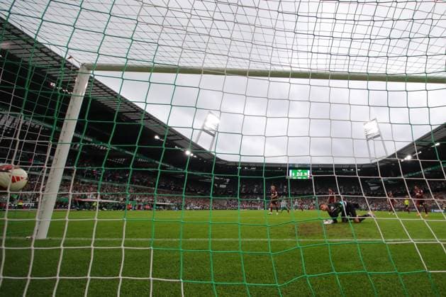 19.09.26, GER, Fussball, 1.FBL Männer, 4. Spieltag, Saison2026 2027, SV Werder Bremen vs. FC Augsburg Tor zum 3:2. Torschütze Torschuetze Mitchell Weiser (SV Werder Bremen 08) trifft zum 3:2 ins Tor von Torwart Finn Dahmen (FC Augsburg 01) aufgenommen mit der Hintertor Remote Kamera Bremen Weserstadion Bremen Germany Copyright: xnordphotoxGmbHx xTauchnitzx
