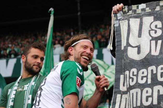 Sport Bilder des Tages 19.09.26, GER, Fussball, 1.FBL Männer, 4. Spieltag, Saison2026 2027, SV Werder Bremen vs. FC Augsburg Spielende Endstand 3:2. Dank an die Fans nach dem Spiel Mitchell Weiser (SV Werder Bremen 08) Bremen Weserstadion Bremen Germany Copyright: xnordphotoxGmbHx xTauchnitzx