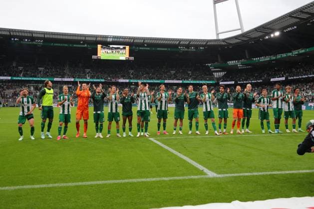 19.09.26, GER, Fussball, 1.FBL Männer, 4. Spieltag, Saison2026 2027, SV Werder Bremen vs. FC Augsburg Spielende Endstand 3:2. Dank an die Fans nach dem Spiel SV Werder Bremen Bremen Weserstadion Bremen Germany Copyright: xnordphotoxGmbHx xTauchnitzx
