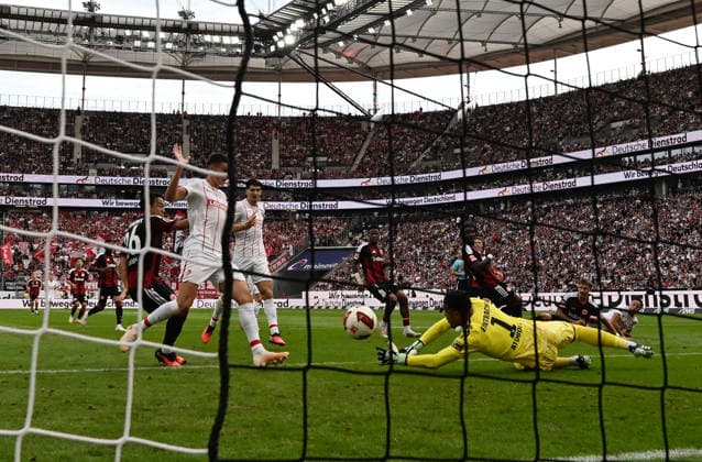 19.09.2026, xjhx, Fussball 1.Bundesliga, Eintracht Frankfurt - SC Freiburg v.l. erry Scherhant (SC Freiburg), Goal scored, erzielt das Tor zum 1:1 Noah Atubolu (Eintracht Frankfurt) (DFL DFB REGULATIONS PROHIBIT ANY USE OF PHOTOGRAPHS as IMAGE SEQUENCES and or QUASI-VIDEO) Frankfurt am Main