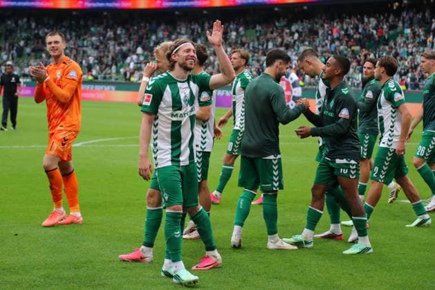 19.09.26, GER, Fussball, 1.FBL Männer, 4. Spieltag, Saison2026 2027, SV Werder Bremen vs. FC Augsburg Spielende Endstand 3:2. Dank an die Fans nach dem Spiel Mitchell Weiser (SV Werder Bremen 08) Bremen Weserstadion Bremen Germany Copyright: xnordphotoxGmbHx xTauchnitzx