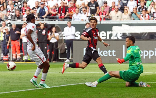 19.09.2026, xovx, Fußball Fußball Bundesliga, Eintracht Frankfurt - SC Freiburg v.l. Gordy Makengo (SC Freiburg), Ritsu Doan (Eintracht Frankfurt), Mio Backhaus (SC Freiburg) (DFL DFB REGULATIONS PROHIBIT ANY USE OF PHOTOGRAPHS as IMAGE SEQUENCES and or QUASI-VIDEO) emspor Frankfurt
