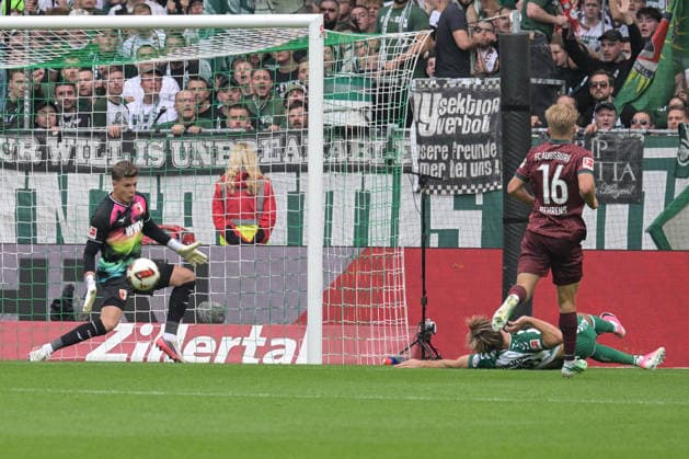 Torwart Finn Dahmen (FC Augsburg 1) pariert eine Direktabnahme von Niklas Fuellkrug (SV Werder Bremen 10), am Boden. , SV Werder Bremen - FC Augsburg, Fussball, Bundesliga, DFL, 19.9.2026 DFB regulations prohibit any use of photographs as image sequences and or quasi-video Bremen Bremen Deutschland