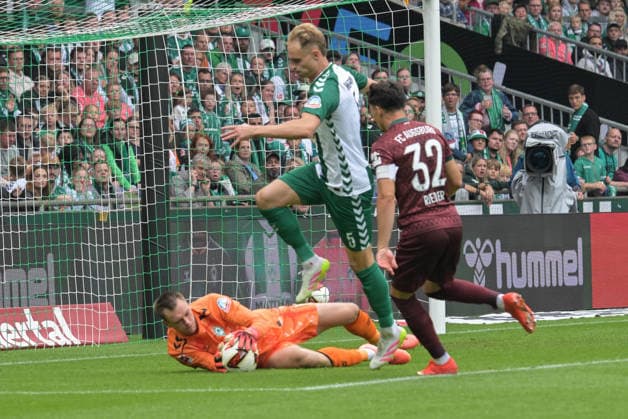 Torwart Karl Hein (SV Werder Bremen 1) klaert vor Fabian Rieder (FC Augsburg 32), SV Werder Bremen - FC Augsburg, Fussball, Bundesliga, DFL, 19.9.2026 DFB regulations prohibit any use of photographs as image sequences and or quasi-video Bremen Bremen Deutschland