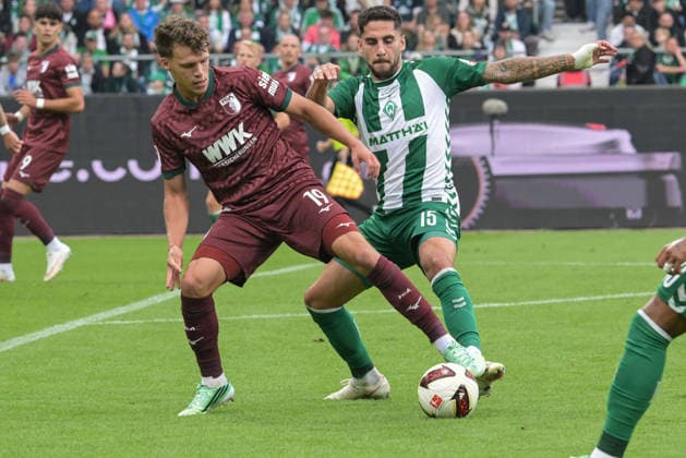 v. li. im Zweikampf Rodrigo Ribeiro (FC Augsburg 9) und Ludovit Reis (SV Werder Bremen 15) , SV Werder Bremen - FC Augsburg, Fussball, Bundesliga, DFL, 19.9.2026 DFB regulations prohibit any use of photographs as image sequences and or quasi-video Bremen Bremen Deutschland